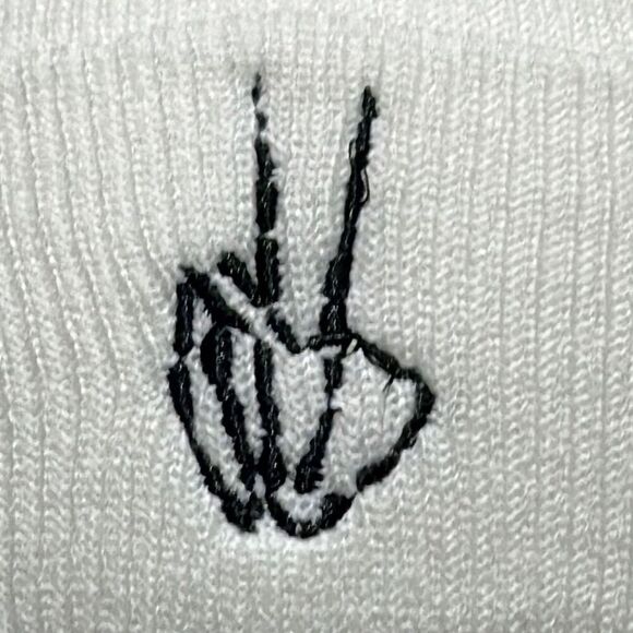 Brand New!! Skeleton hand peace sign beanie - Picture 5 of 5